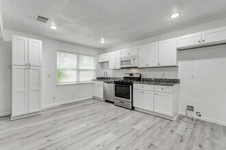 408 Commanche Rd in Montgomery, TX - Building Photo - Building Photo