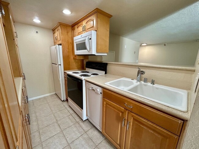 7504 Parkway Dr in La Mesa, CA - Building Photo - Building Photo