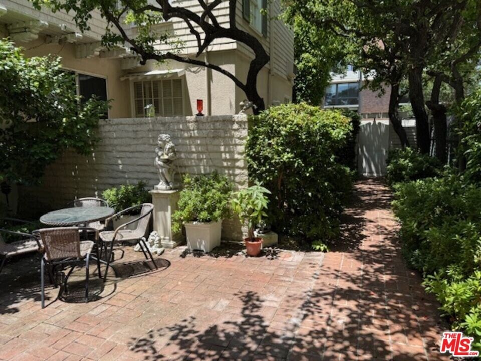 222 S Spalding Dr in Beverly Hills, CA - Building Photo