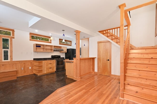 8752 Dayton Ave N, Unit B in Seattle, WA - Foto de edificio - Building Photo