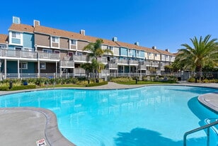 Huntington Breakers in Huntington Beach, CA - Building Photo