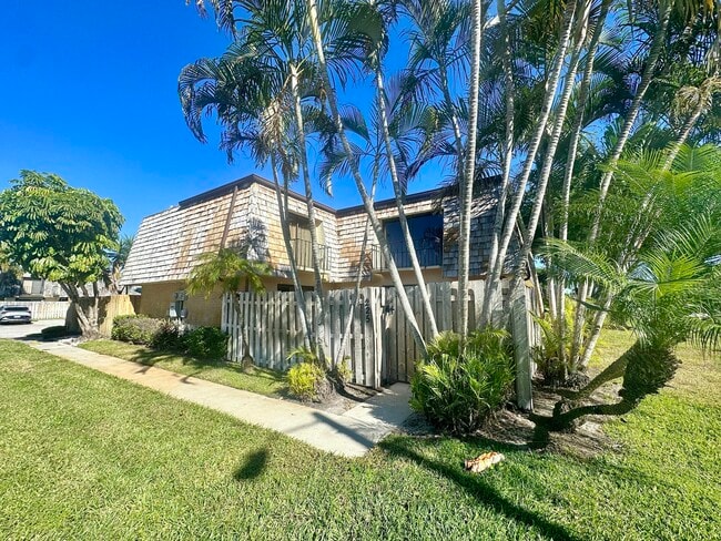 225 Lake Arbor Dr in Palm Springs, FL - Building Photo - Building Photo