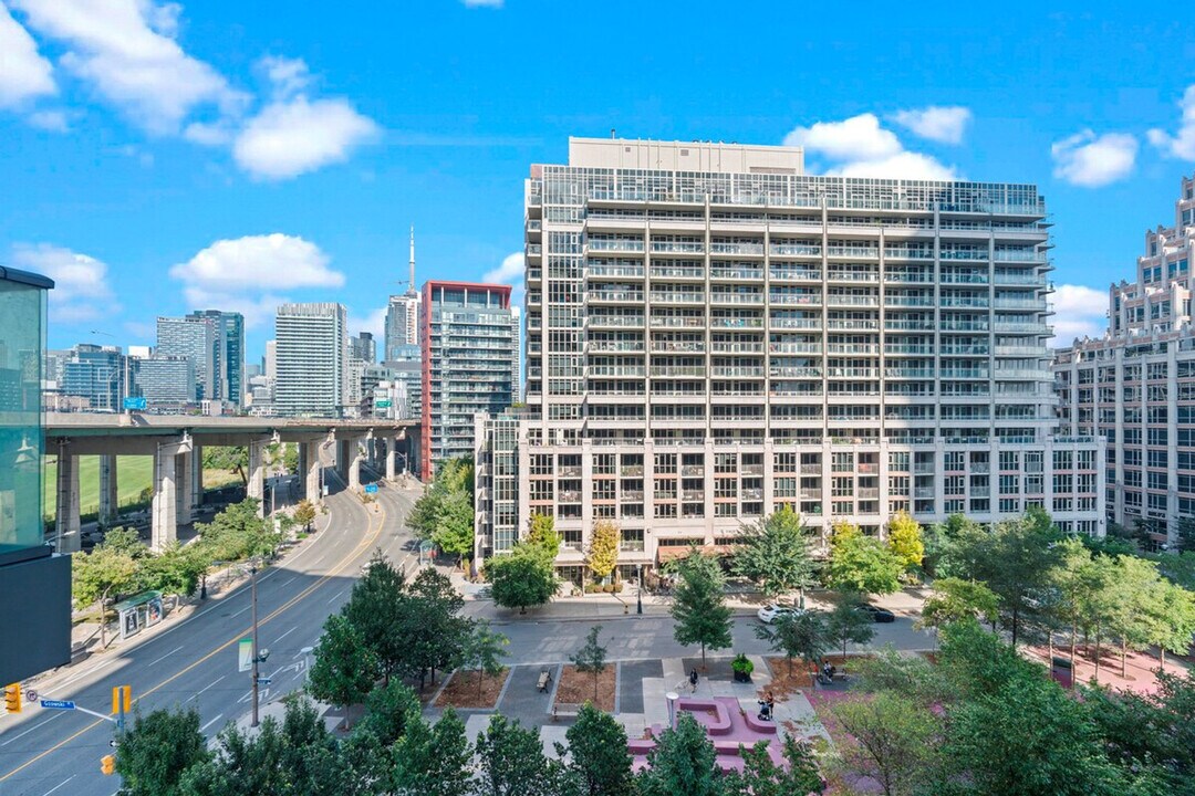 1057 Bastion St in Toronto, ON - Building Photo