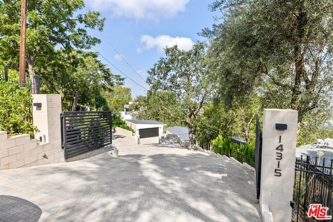 14315 Mulholland Dr in Los Angeles, CA - Building Photo - Building Photo