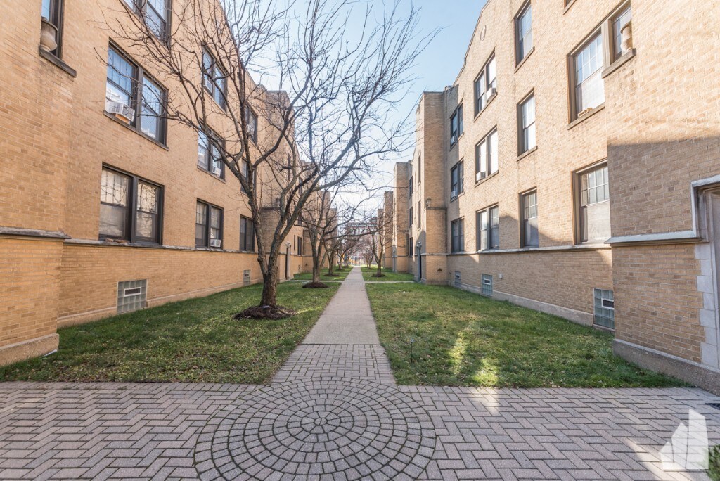 1621 W Belmont Ave in Chicago, IL - Building Photo