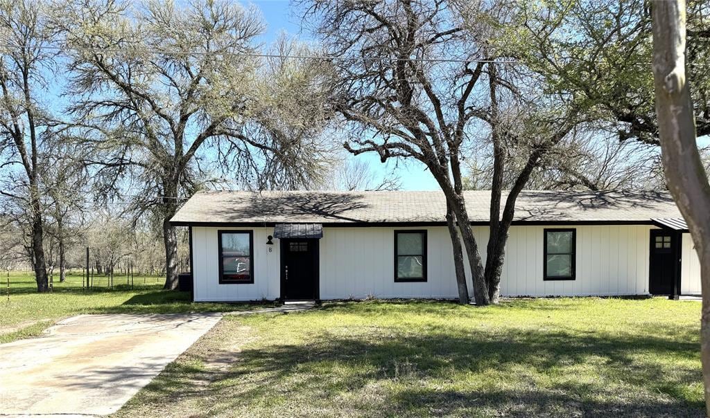1558 Lovers Ln in Lockhart, TX - Building Photo
