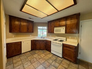 9814 Bossa Nova Ct in Bakersfield, CA - Building Photo - Building Photo