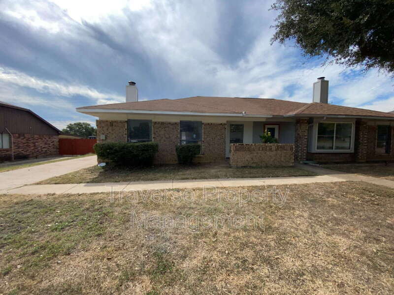 209 Hickory Springs Dr in Euless, TX - Foto de edificio