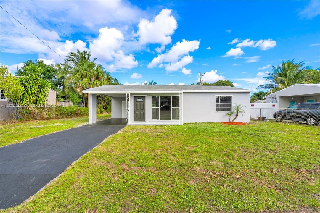 4541 SW 23rd St in Fort Lauderdale, FL - Building Photo