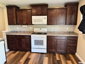 2015 Ridgeview Dr in Davenport, IA - Building Photo - Building Photo