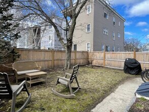 12 Seven Pines Ave, Unit 2 in Cambridge, MA - Foto de edificio - Building Photo