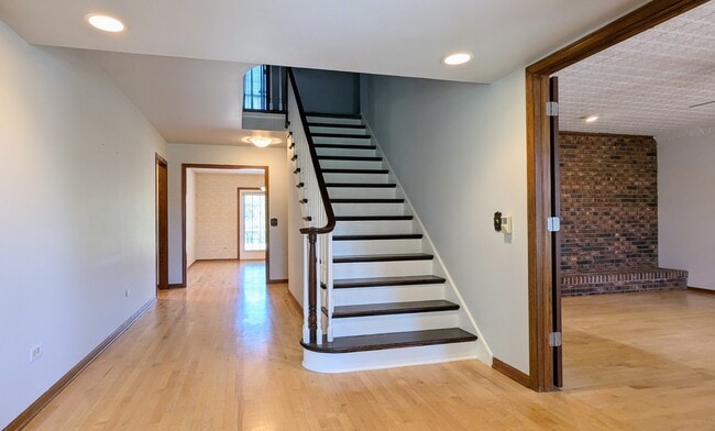 12 Oneida Ln in Hawthorn Woods, IL - Building Photo - Building Photo