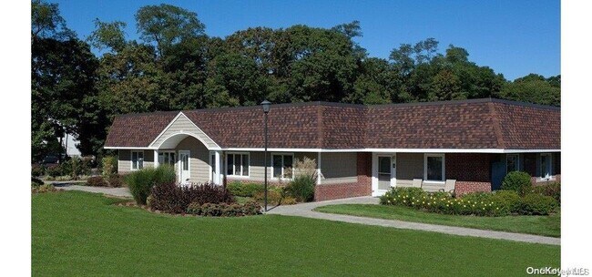 271 E Main St-Unit -271 in East Islip, NY - Building Photo - Building Photo