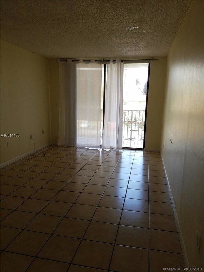 8075 NW 7th St-Unit -305 in Miami, FL - Building Photo - Building Photo