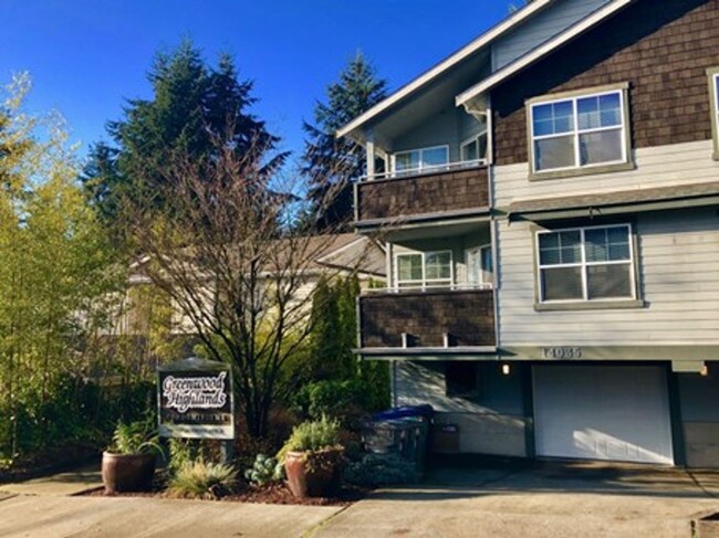 14035 Greenwood Ave N in Seattle, WA - Foto de edificio - Building Photo