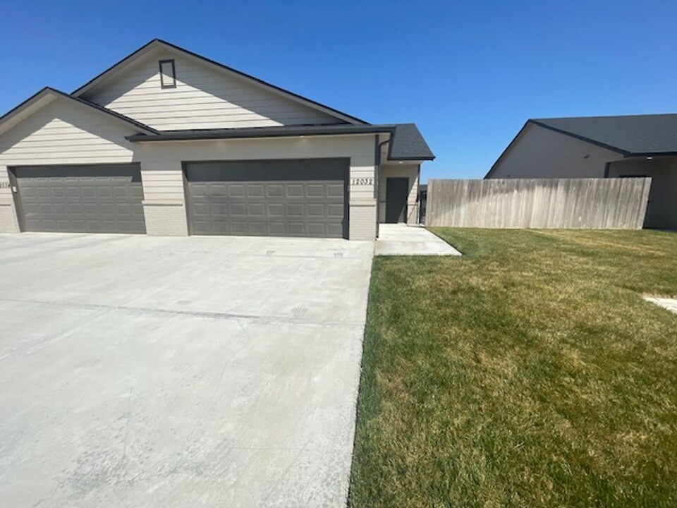12032-12034 W Shadow Lakes St in Wichita, KS - Foto de edificio
