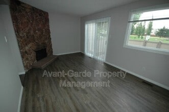 1225 Hooke Rd NW in Edmonton, AB - Building Photo - Building Photo