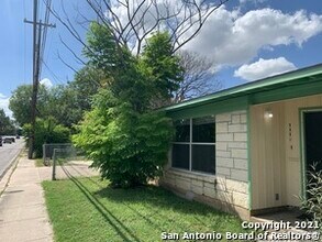 111 Laddie Pl in San Antonio, TX - Building Photo - Building Photo