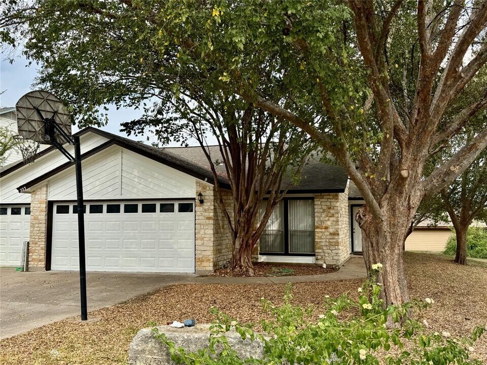 223 Stowaway Cove in Lakeway, TX - Building Photo