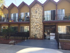 Ryan Court in Panorama City, CA - Foto de edificio - Building Photo