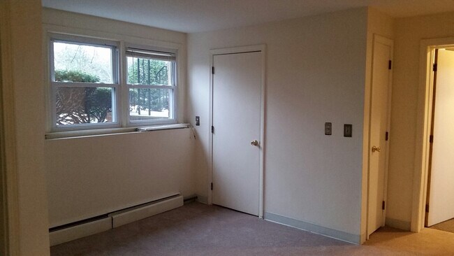 Hudson Gardens in Hudson, NH - Building Photo - Interior Photo