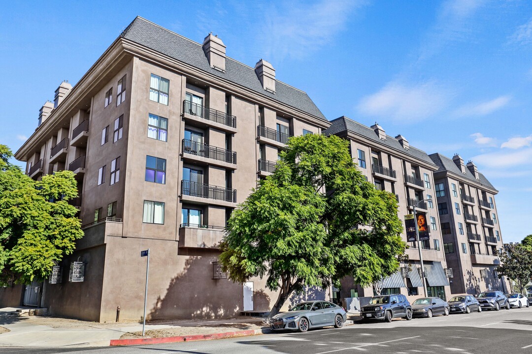 Versailles Apartments in Los Angeles, CA - Building Photo