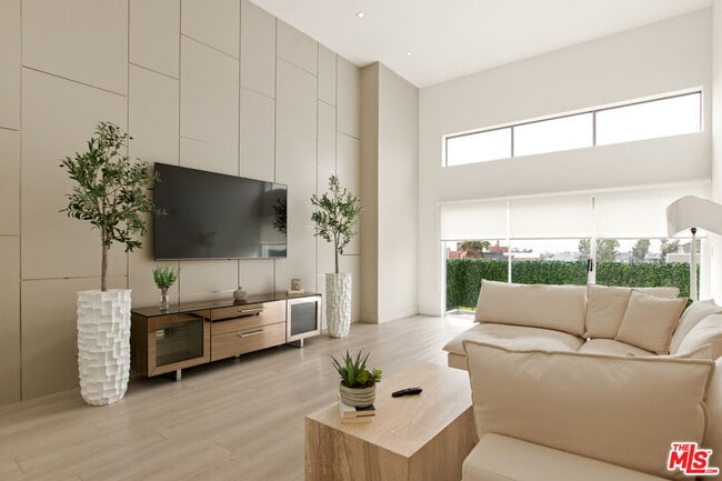 10630 Wilkins Ave in Los Angeles, CA - Foto de edificio - Building Photo