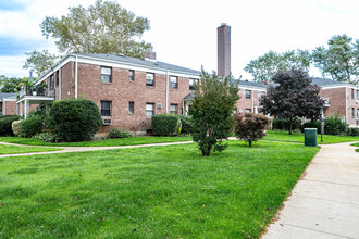 Garden Town Coop in Hewlett, NY - Building Photo - Building Photo