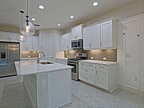 7652 Cypress Walk Dr in Ft. Myers, FL - Building Photo - Building Photo