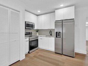 470 NE 165th St in Miami, FL - Building Photo - Building Photo