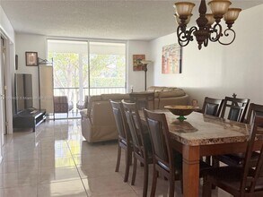 9820 S Hollybrook Lake Dr in Pembroke Pines, FL - Building Photo - Building Photo