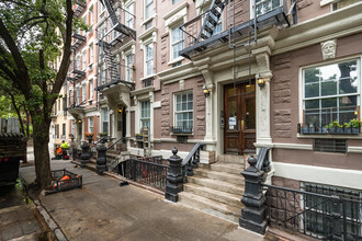 331 W 21st St in New York, NY - Building Photo - Building Photo