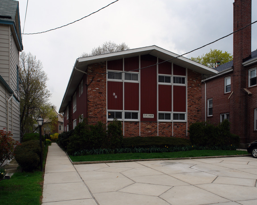 38 W 32nd St in Bayonne, NJ - Building Photo