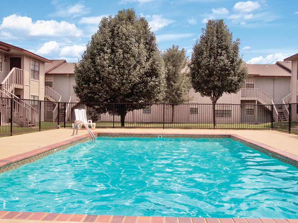 Twin Oaks Apartments in Claremore, OK - Building Photo