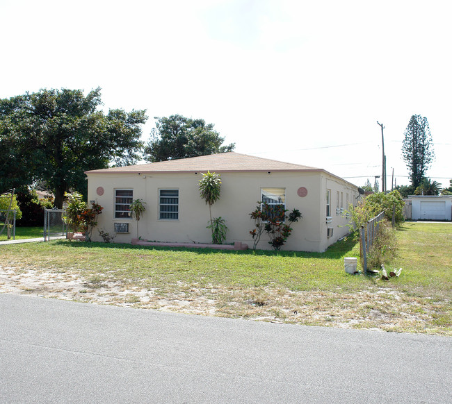 237 SW 13th St in Dania Beach, FL - Building Photo - Building Photo