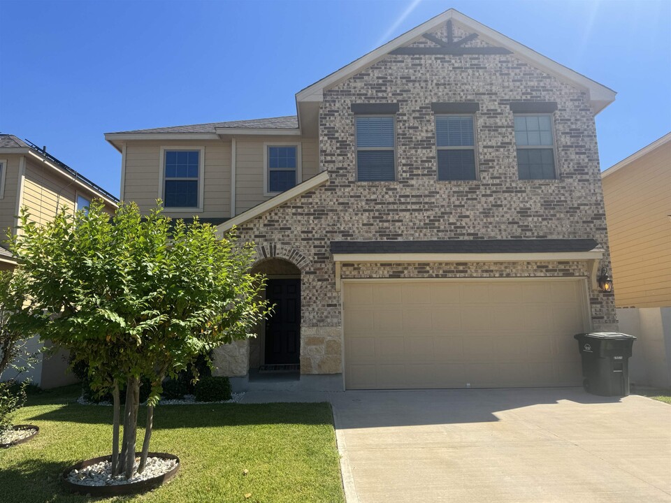 919 Larvotto Loop in Laredo, TX - Foto de edificio