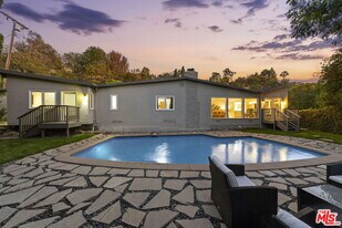 2601 Nichols Canyon Rd in Los Angeles, CA - Building Photo