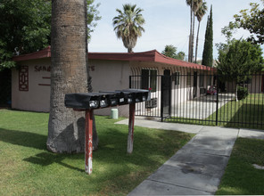 Shangri La Apartments in Riverside, CA - Foto de edificio - Building Photo