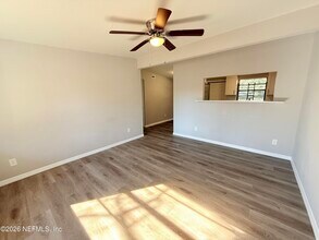 1033 Ake Ln in Jacksonville, FL - Foto de edificio - Building Photo