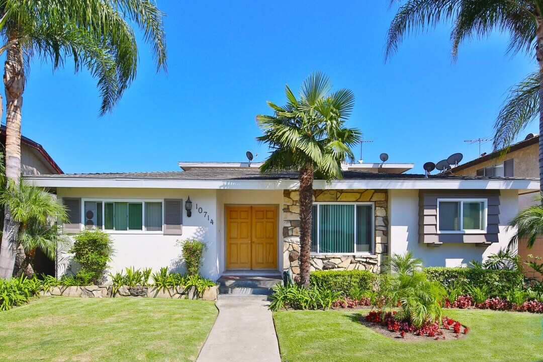 Downey in Downey, CA - Building Photo