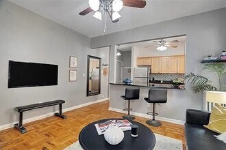 9015 Bergenwood Ave, Unit 10 in North Bergen, NJ - Foto de edificio - Building Photo