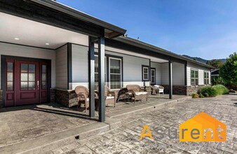 3465 Galls Creek Rd in Gold Hill, OR - Building Photo - Building Photo