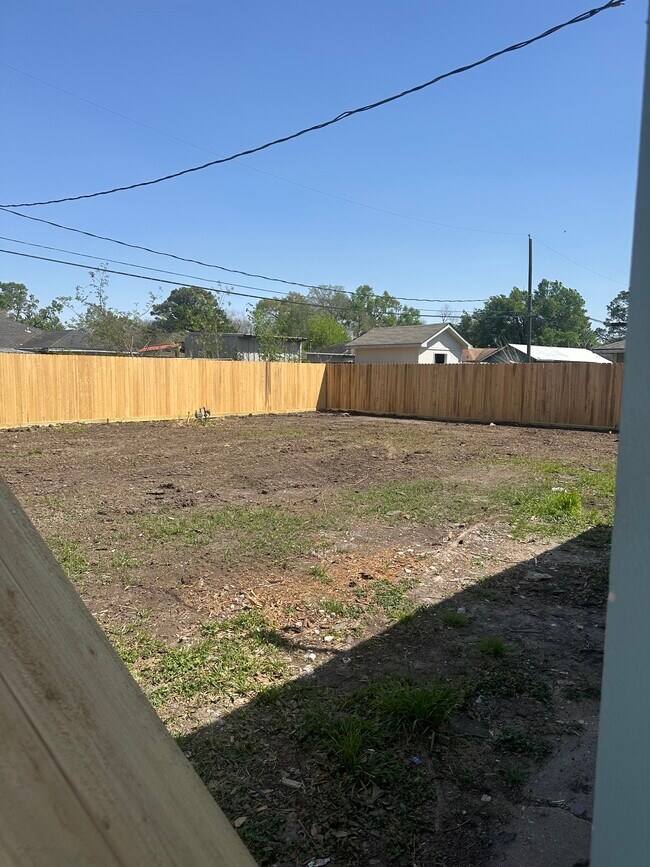 927 Vivian Ave in Pasadena, TX - Building Photo - Building Photo