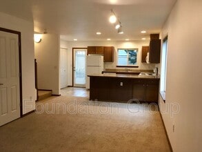 12545 Roosevelt Way NE in Seattle, WA - Foto de edificio - Building Photo