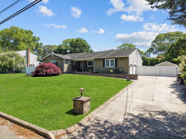 21 Patricia Ln in Lake Grove, NY - Building Photo - Building Photo