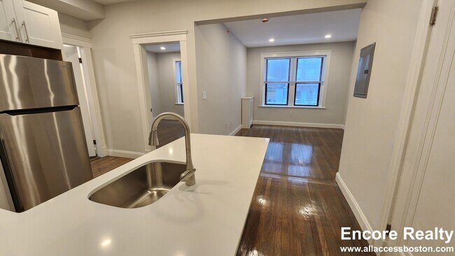 11 Peterborough St, Unit 17 in Boston, MA - Foto de edificio - Building Photo