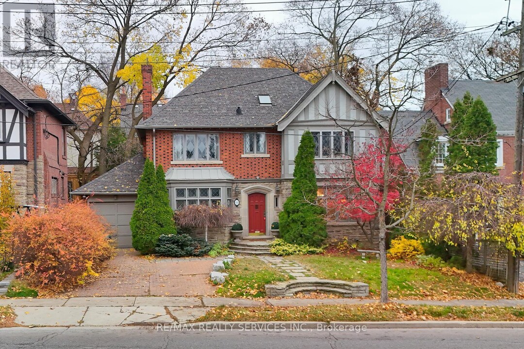 605 Spadina Rd in Toronto, ON - Building Photo