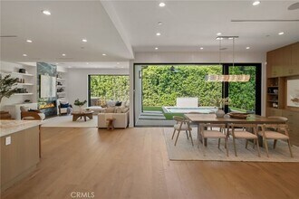 13627 Chandler Blvd in Los Angeles, CA - Building Photo - Building Photo