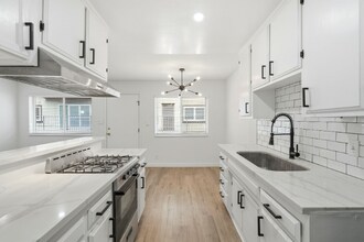 5549 Fulcher Ave in Los Angeles, CA - Foto de edificio - Building Photo