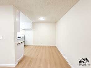 221 W Elm Ave in Burbank, CA - Building Photo - Building Photo
